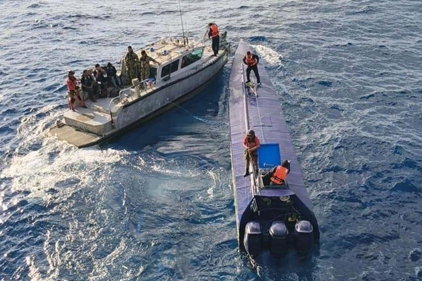 Aseguran semisumergible con 4 toneladas de cocaína en costas de Colima; hay 3 detenidos