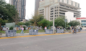 Movimiento Ciudadano intenta ocultar rostros de desaparecidos con macetas en Nuevo León
